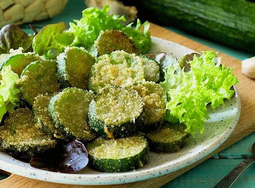 Salade de concombre frit