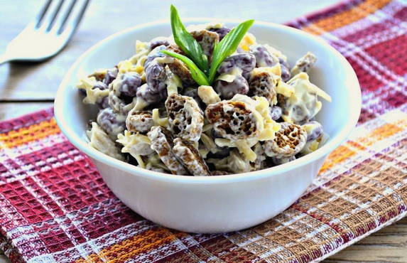 Salad with beans, chicken and croutons