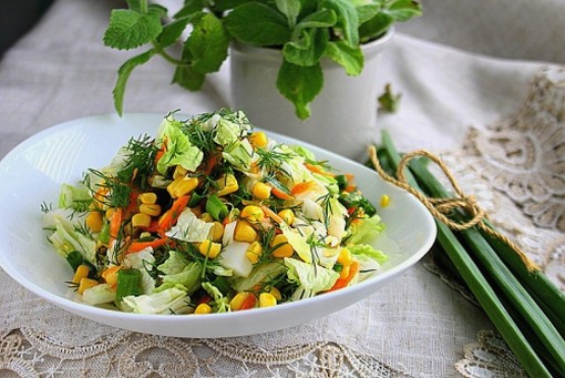 Salades de chou de Pékin et maïs