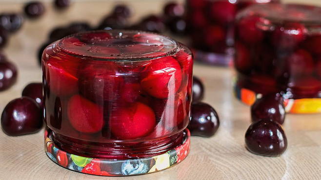 Cherries in syrup for the winter