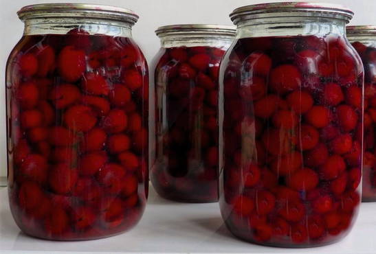 Cherries in their own juice without sterilization