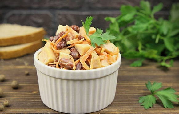 Salade de haricots au poulet fumé et carottes coréennes