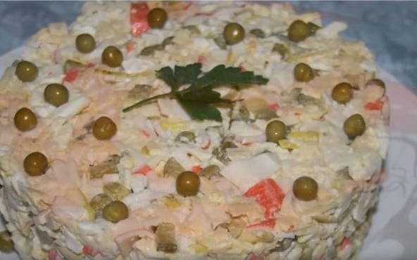 Salade de crabe avec riz et cornichons