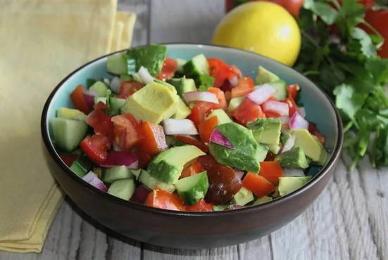 Salade d'avocat aux légumes