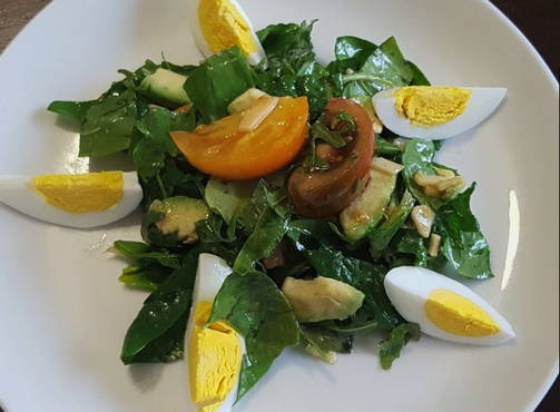 Salade d'avocat et d'épinards