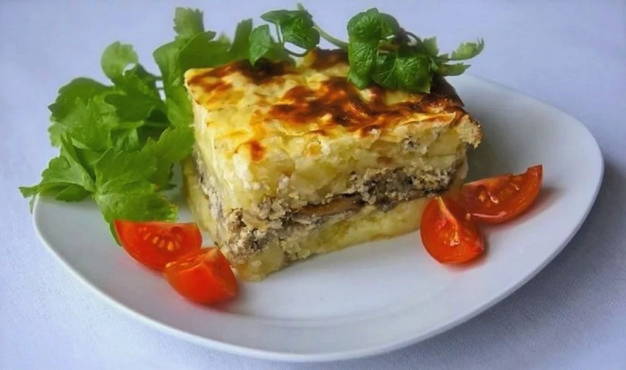 Casserole de pommes de terre dans une mijoteuse avec du poulet