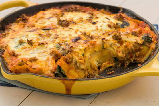 Casserole de pommes de terre avec de la viande hachée dans une casserole