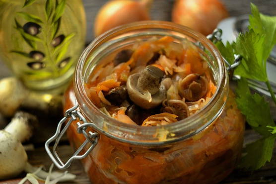 Solyanka with mushrooms for the winter with tomato sauce