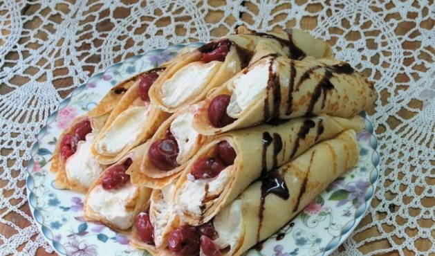 Pancakes with cottage cheese and cherries