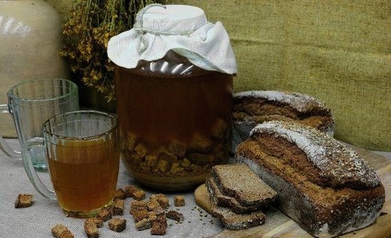 Homemade kvass on breadcrumbs