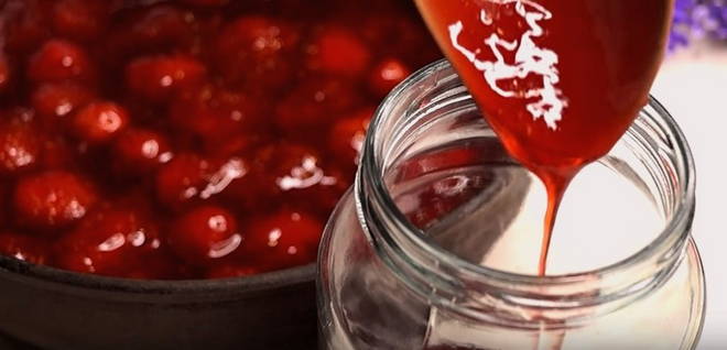 Confiture de fraises dans une casserole