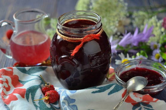 Pitted raspberry jam with gelatin