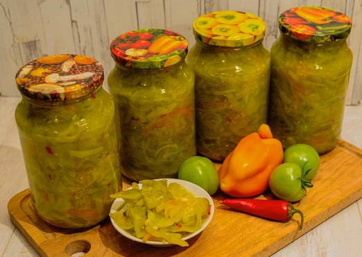 Green tomato salad with peppers for the winter