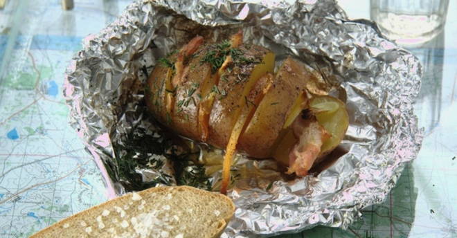 Pommes de terre en papillote avec du saindoux sur le gril