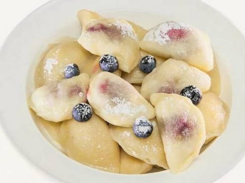 Dumplings with steamed blueberries in a slow cooker