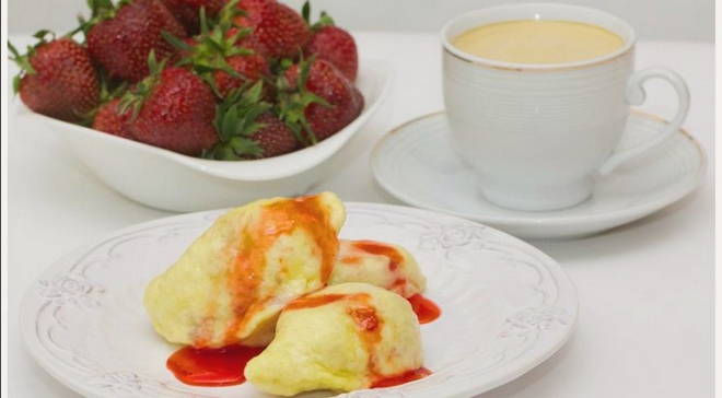 Dumplings with strawberries on steamed kefir