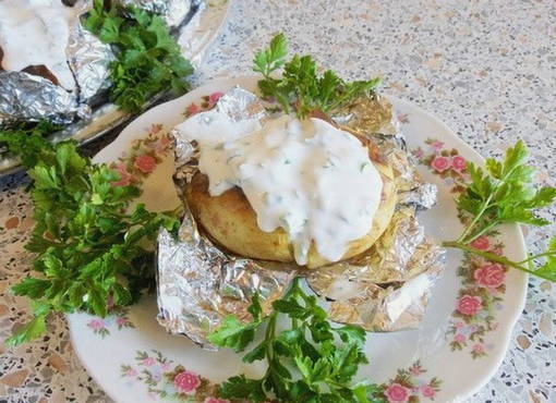 Charcoal potatoes in foil