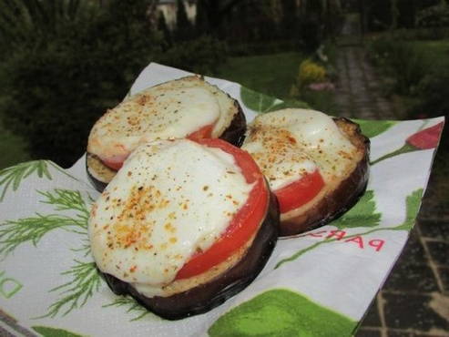 Aubergines grillées aux tomates