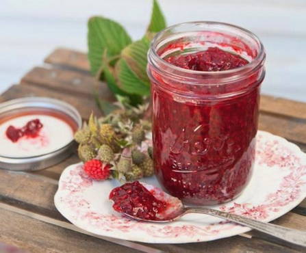 Confiture de framboises dans une casserole