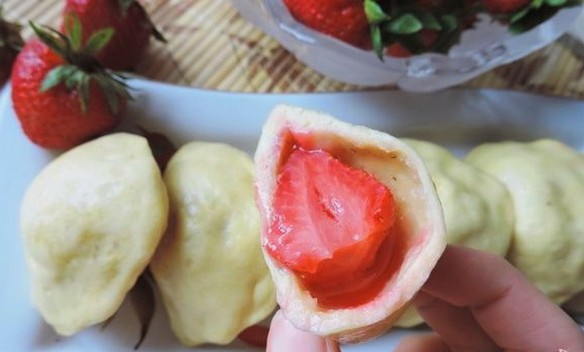 Dumplings with steamed strawberries in a slow cooker