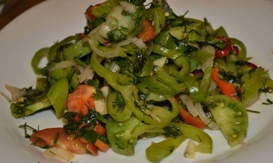 Salade géorgienne de tomates vertes