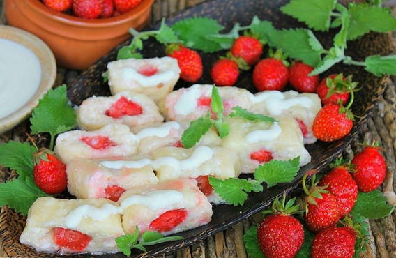 Lazy dumplings with strawberries