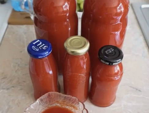 Tomato ketchup for the winter without sterilization