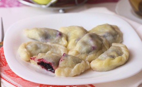 Dumplings with blueberries on kefir