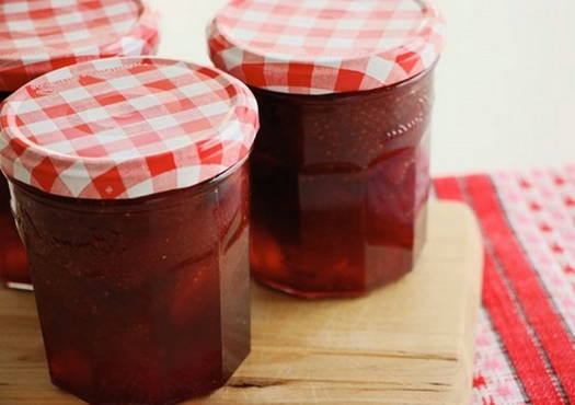 Strawberry jam in slices