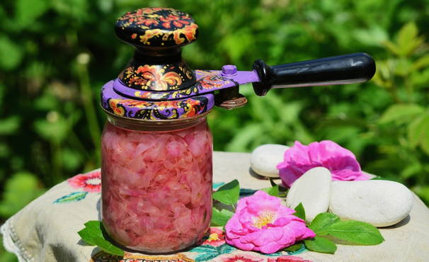 Confiture de pétales de rose à la menthe