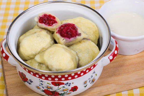 Dumplings aux fraises sur pâte levée