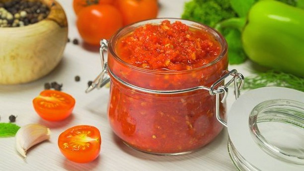 Tomatoes with garlic for the winter through a meat grinder