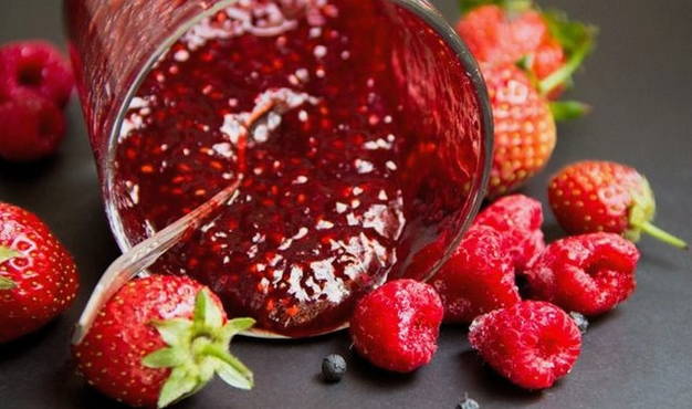 Confiture de framboises et fraises