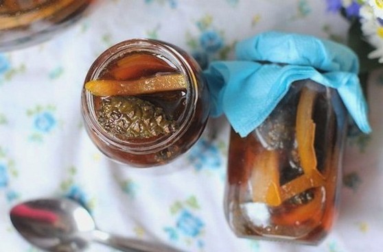 Confiture de pommes de pin à l'orange