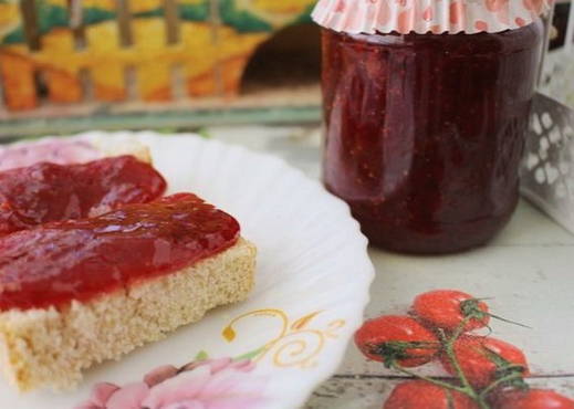 Strawberry jam with thickener