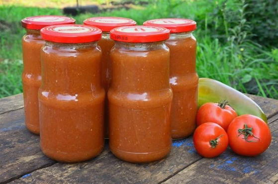 Homemade ketchup with apples