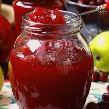 Dogwood jam with apples