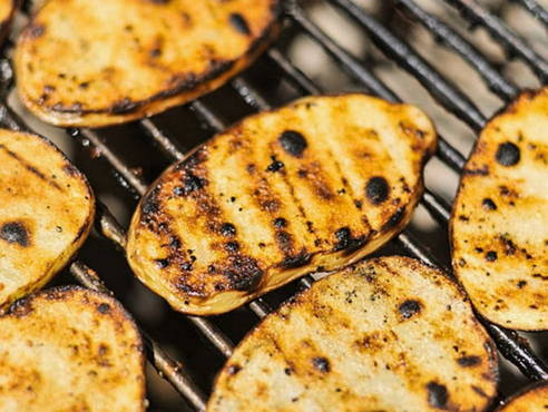 Pommes de terre grillées sur une grille