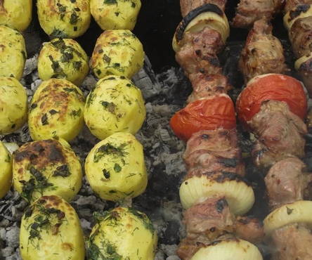 Potatoes with meat on the grill