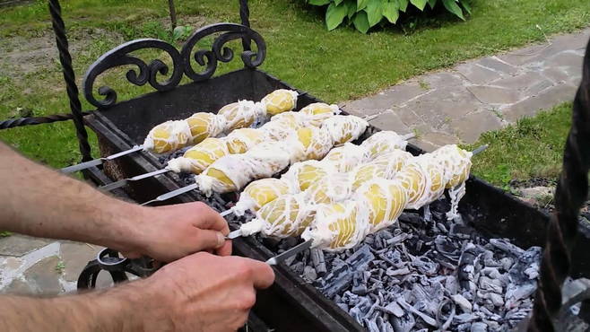 Pommes de terre dans une grosse maille sur le gril