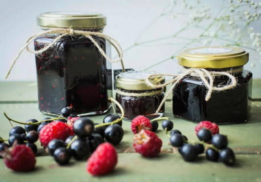 Confiture de framboises et groseilles pour l'hiver