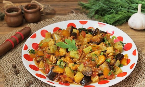 Stew of courgettes, eggplants, bell peppers and tomatoes