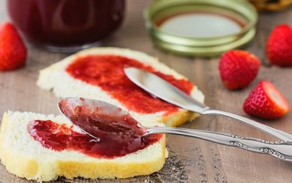 Strawberry jam with lemon