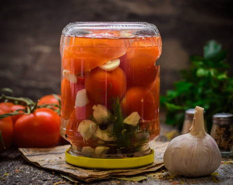 Tomatoes with garlic for the winter in jars