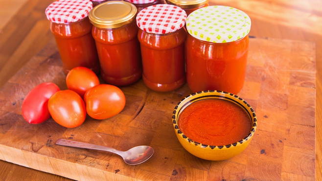 Tomato paprika and onion ketchup