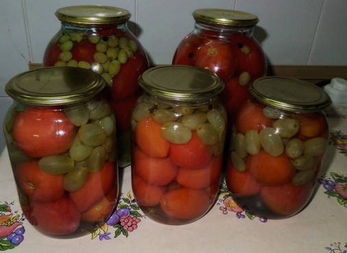 Pickled tomatoes with grapes