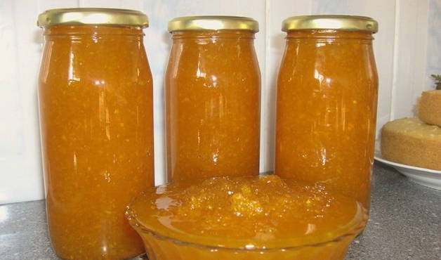 Confiture de courgettes à l'orange dans un hachoir à viande