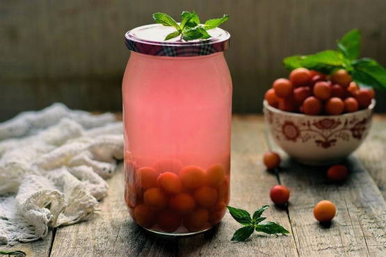 Compote de prunes cerises rouges pour l'hiver