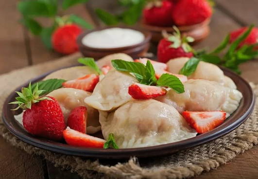 Dumplings aux fraises dans une mijoteuse