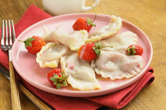 Lean dumplings with strawberries